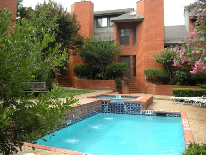 510 W 18th courtyard with pool & fountain